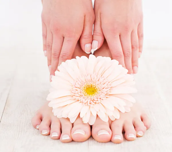 manos y pies con flores